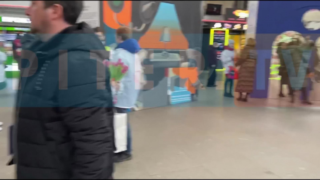 На Московском вокзале девушкам дарили цветы