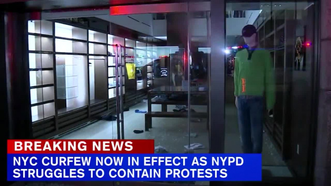 На Манхэттене участники массовых беспорядков разграбили местные магазины
