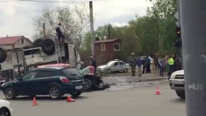 Видео из Кургана: Легковушка перевернула автобус с людьми