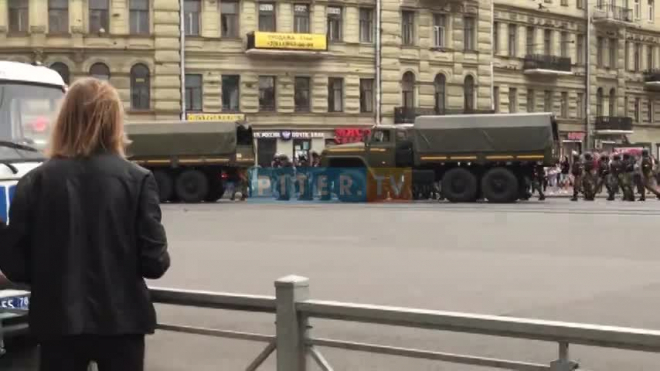 Видео: на митинге в Петербурге людей не пускают на проезжую часть