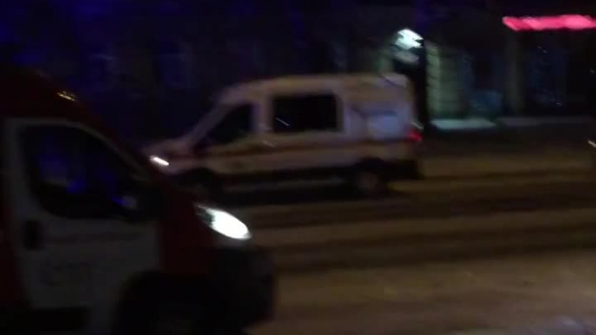 Видео: из горящей квартиры на Кондратьевском спасли пять человек