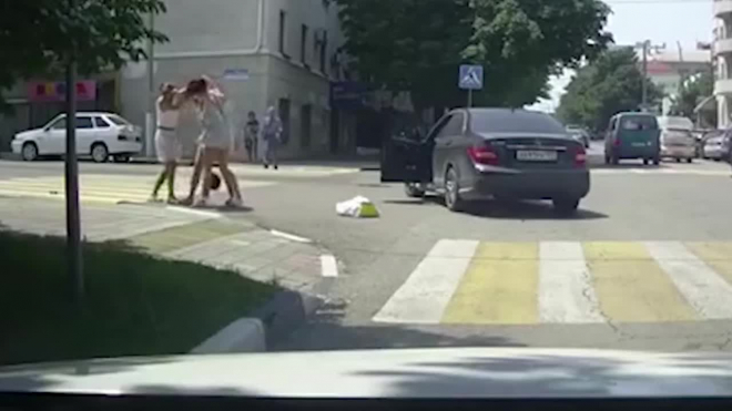 Видео эпичной дорожной драки в Новороссийске: Девушка пешеход сцепилась с девушкой водителем и ее пассажиркой