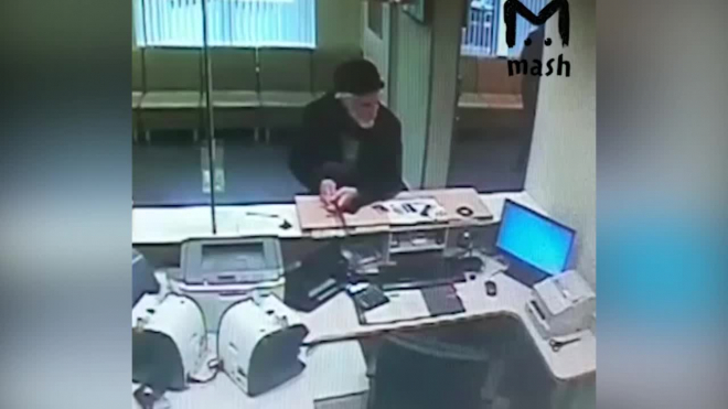 На севере Москвы авторитетный дедок разнес палкой отделение банка