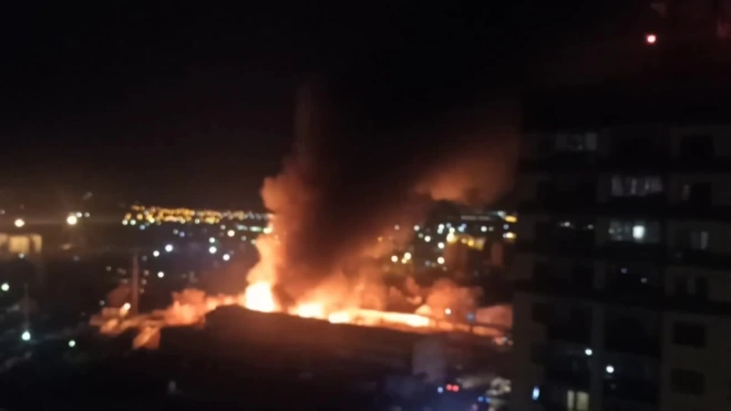 В Воронеже потушили крупный пожар в промышленной зоне