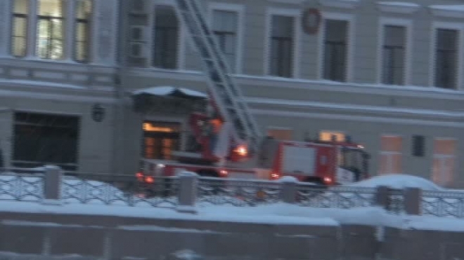 Петербургское ноу-хау: снег с крыш теперь убирают пожарные 