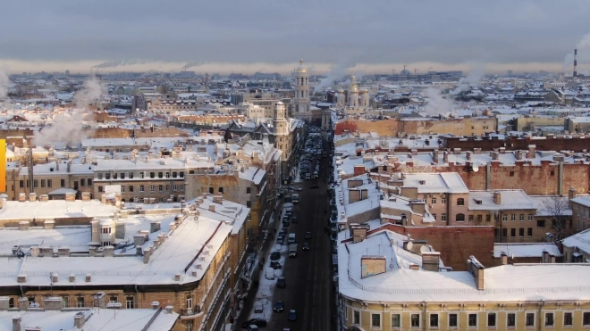 Сосульки и горы снега: как чистят крыши домов в центре Петербурга