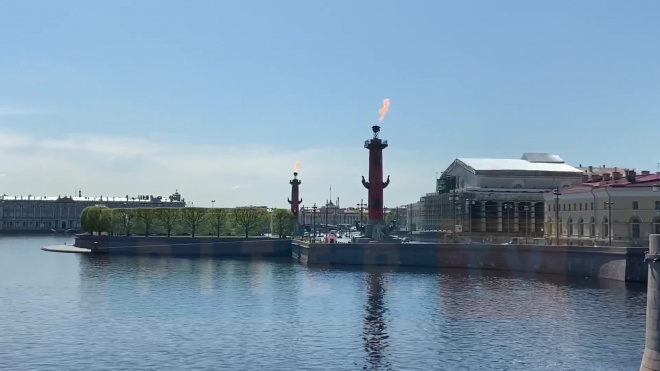 Ростральные колонны зажгли в честь 317-летия Петербурга