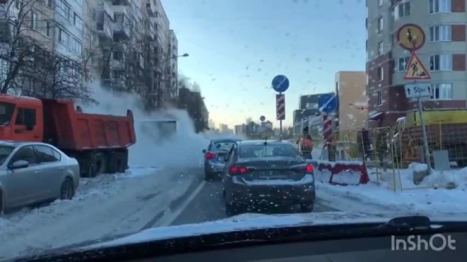 На улице Кржижановского прорвало трубу