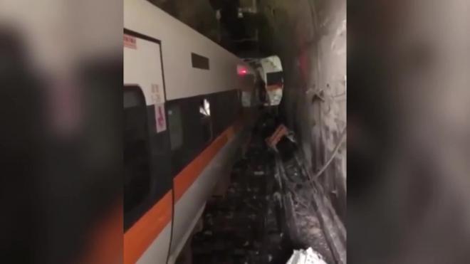 В Тайване пассажирский поезд сошел с рельсов