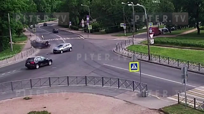 На видео попало ДТП с "перевертышем" в Петродворцовом районе