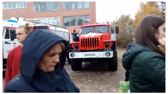 Видео: Из-за пожара в омской школе эвакуировали 520 человек