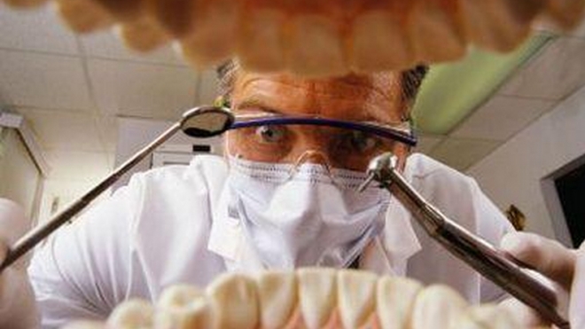 В Омске стоматолог-алкоголик удалил женщине здоровые зубы и присвоил деньги за лечение