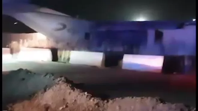 Видео: В Ираке транспортный самолет ВВС США при посадке врезался в стену