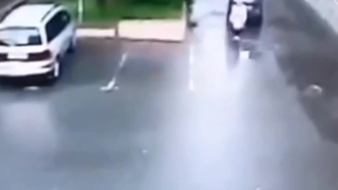 Жуткое видео из Апатит: Автоледи сбила старушку, а почувствовав "препятствие", посильнее надавила на "газ"