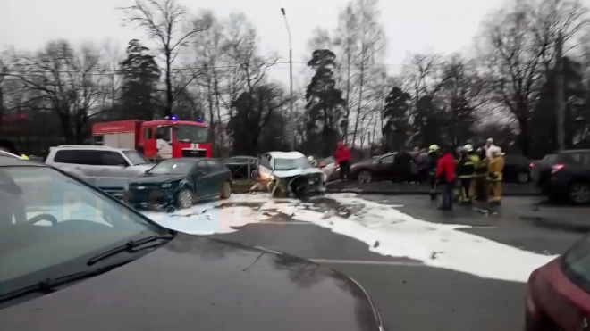 Видео: водитель Audi столкнулся с 12 машинами на Выборгском шоссе 