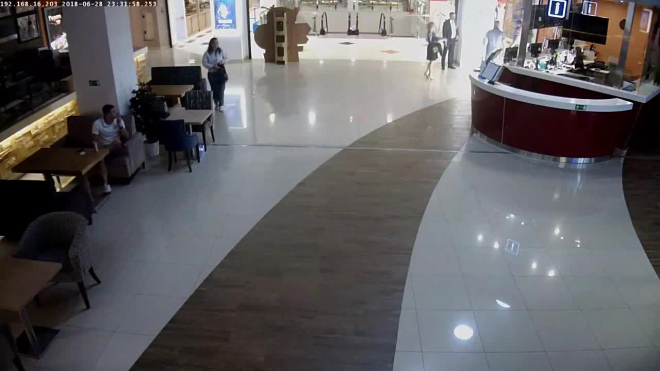 Видео: в ТК "Монпасье" подрались два мужчины