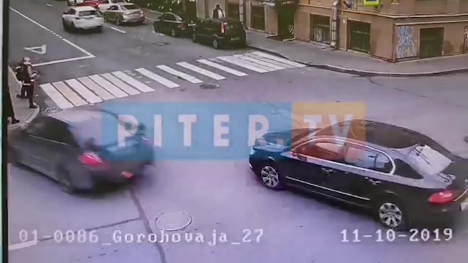 Видео с камеры наблюдения: на Гороховой Subaru вылетел на тротуар и сбил пешеходов