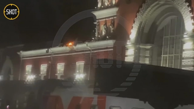 Украинский беспилотник врезался в крышу железнодорожного вокзала в Курске