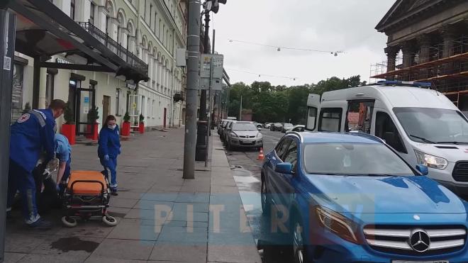 Петербуржцу, который стоял в очереди в магазин, пришлось вызвать скорую помощь
