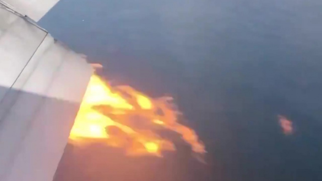 Возгорание двигателя пассажирского лайнера в небе над Лос-Анджелесом попал на видео