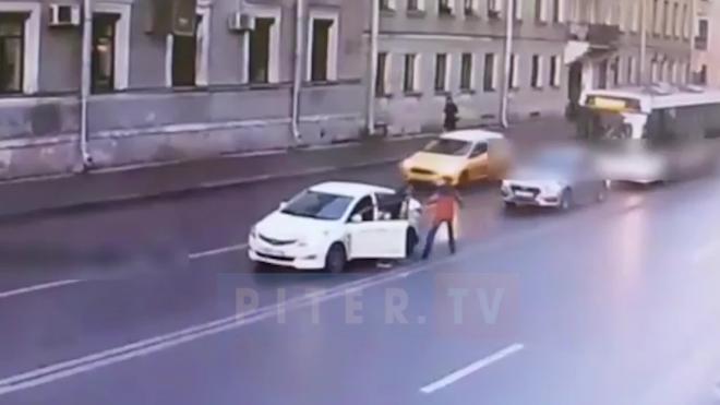 Видео: водители авто подрались посреди проезжей части на Лермонтовском проспекте