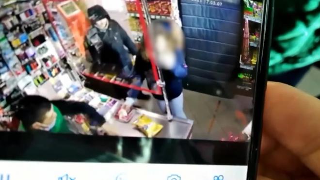 В Купчино мужчина ударил 13-летнюю девочку за громкий смех в магазине