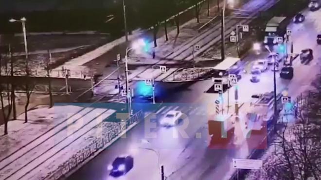 Авария на перекрестке Здоровцева и Ветеранов остановила движение трамваев в обе стороны