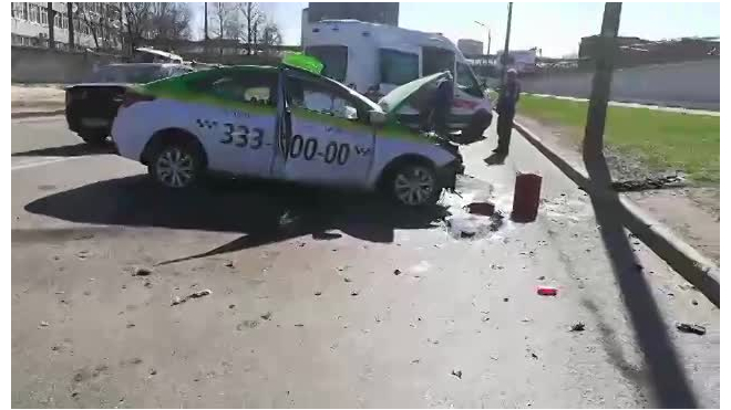 Появилось видео тройного ДТП с участием такси на проспекте Народного ополчения