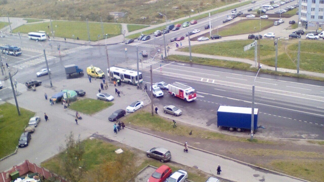 Женщина погибла под колесами автобуса на Ленинском проспекте