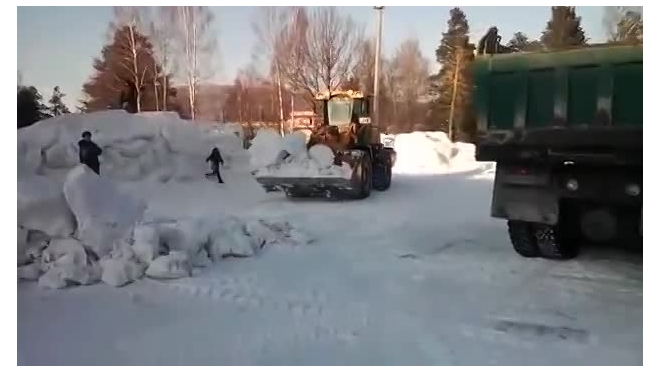 Шокирующее видео: На Урале рабочие снесли ледовый городок, когда там находились дети‍