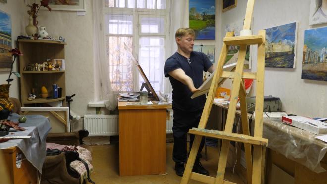 "У меня просто лишних пальцев нет": история петербургского художника Ивана Галаничева, родившегося без кистей рук