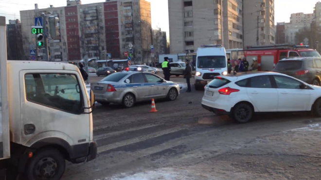 В Петербурге на перекрестке сбили двоих пешеходов 