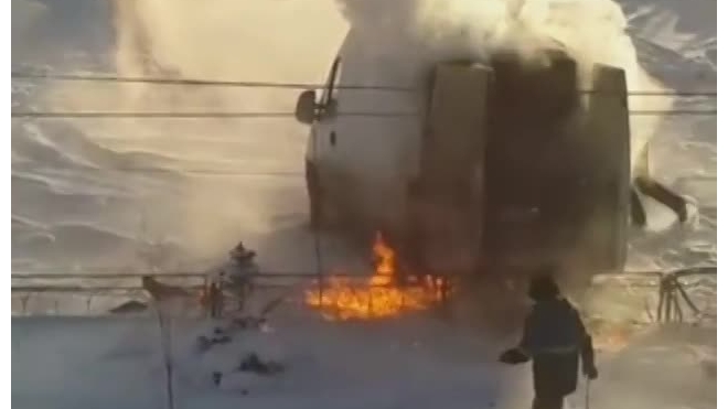 Видео: в Югорске мужики тушили снегом пылающий микроавтобус