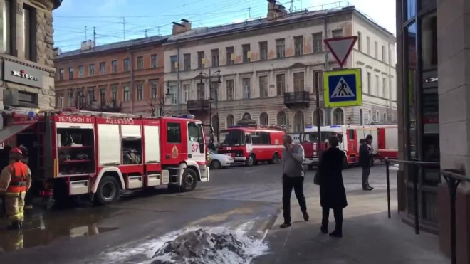 Утром тушили пожар в Доме Ленинградской торговли 