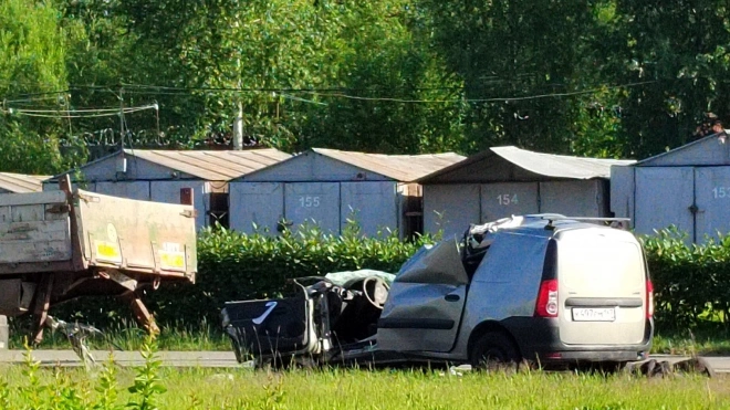 На Суздальском проспекте водитель легковушки въехал в припаркованный грузовик и скончался на месте