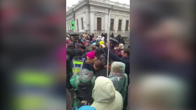 В Киеве начался митинг противников обязательной вакцинации
