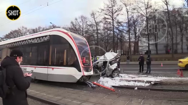 Московский трамвай смял легковушку и попал на видео