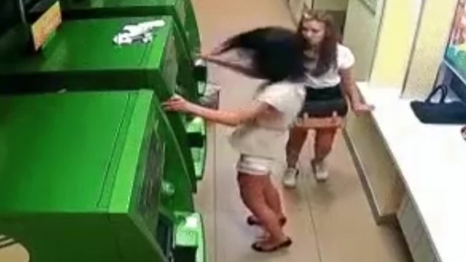 Нервное видео из Сочи: разъяренная дамочка атаковала банкомат