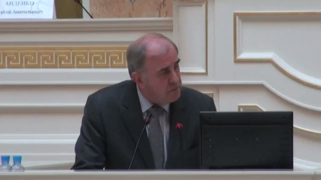 Блюдонос вместо официанта - русский язык обсудили в петербургском парламенте