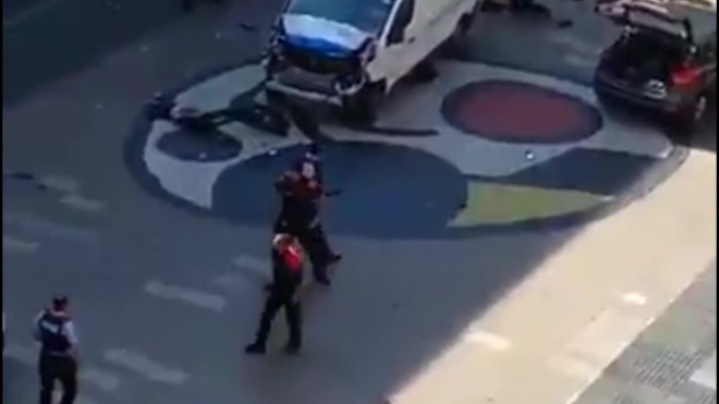 Появилось видео из Барселоны, где фургон врезался в пешеходов