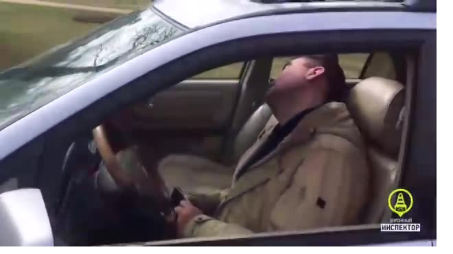 Пьяный виновник ДТП на Петергофском шоссе уснул в ожидании ГИБДД