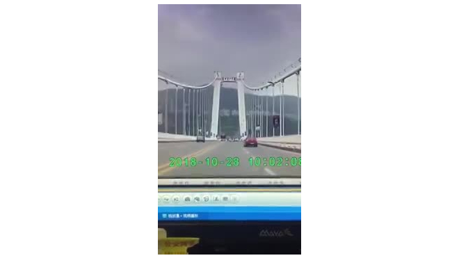 Появилось видео падения автобуса с моста в Китае