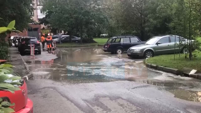 "Две беды": на Ленинском проспекте прорвало трубы и вздулся асфальт 