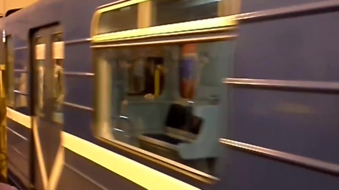 Неизвестный хам едва не зарезал юношу в вагоне метро