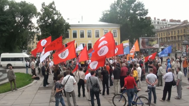 Митинг оппозиции на Пионерской площади собрал около ста человек