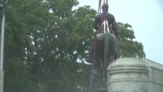 В США демонтировали статую генерала конфедератов Джексона