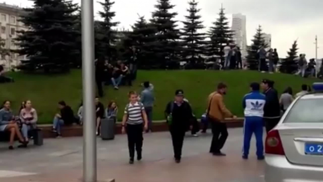 Массовые эвакуации дошли до Москвы: фото и видео