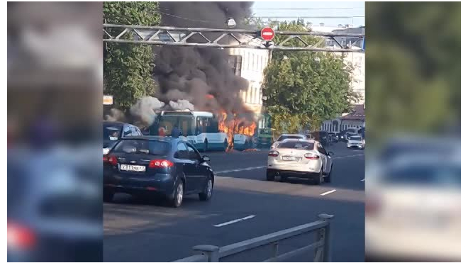 Видео: на Обуховской обороны дотла сгорел автобус