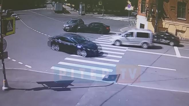 Два седана столкнулись и создали пробку на Новгородской улице