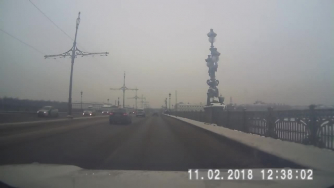 Чуть было не было: пешехода от гибели спас высокий поребрик на Троицком мосту 